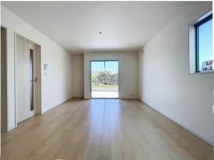 Vacant living room photo before staging delivery