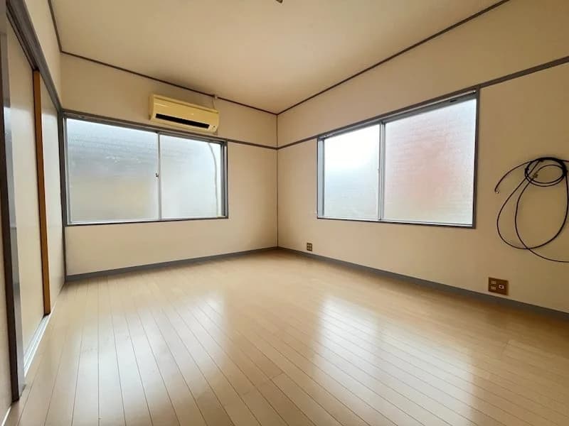 Vacant studio unit before virtual staging